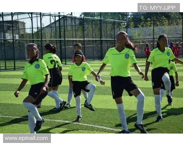 美女沉醉于足球明星的精彩踢球瞬间，感受运动魅力与青春激情交织的美好时光